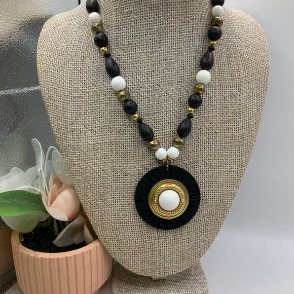 Casual Corner Vintage Boho White Black Gold Tone Beaded Circle Pendant Necklace - Picture 3 of 8